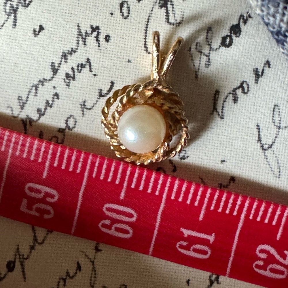 Luminous pearl and 14k solid yellow gold pendant - Picture 2 of 5